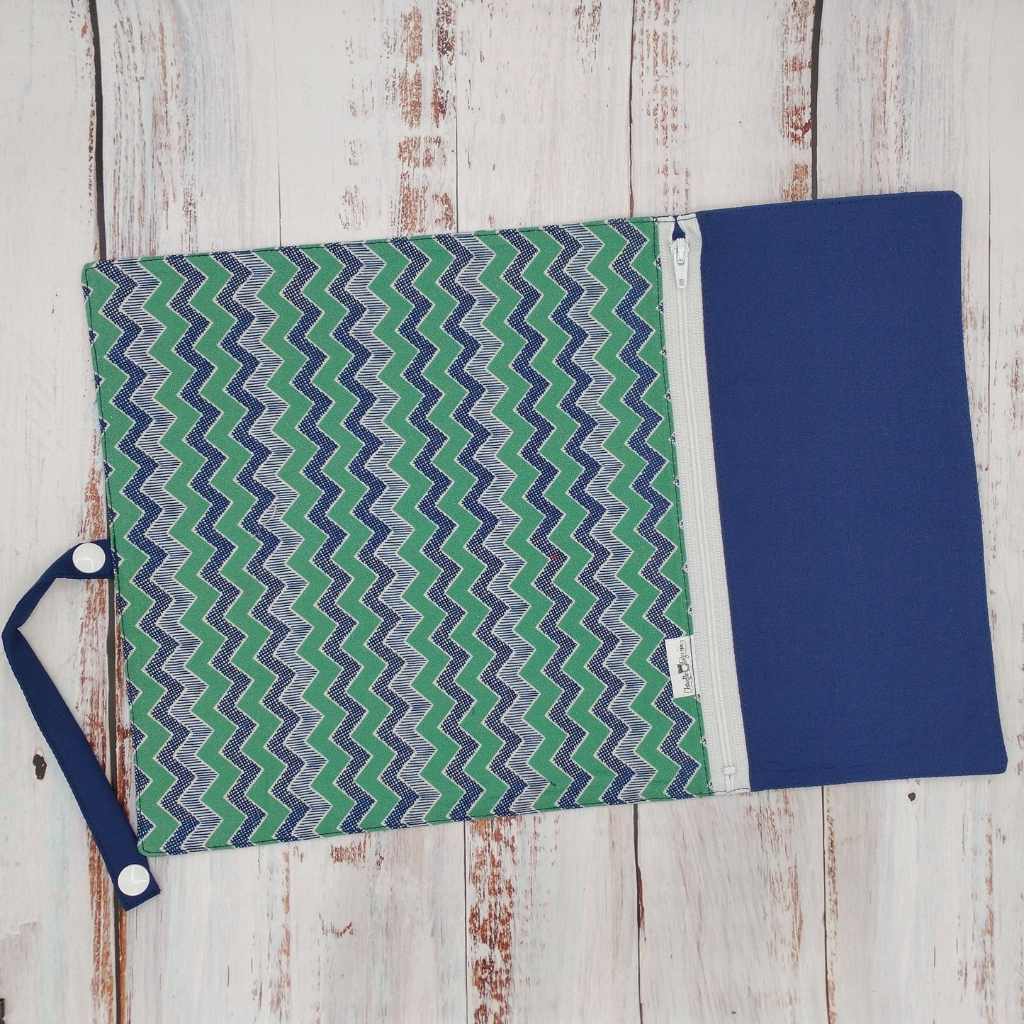 Napperon personnalisé (Couleur d'impression au choix) - Chevrons Vert/Marine - Pochette Marine