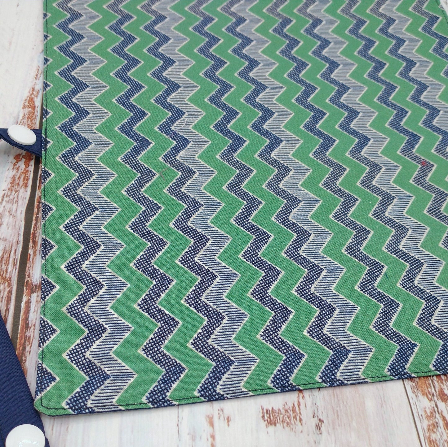 Napperon personnalisé (Couleur d'impression au choix) - Chevrons Vert/Marine - Pochette Marine
