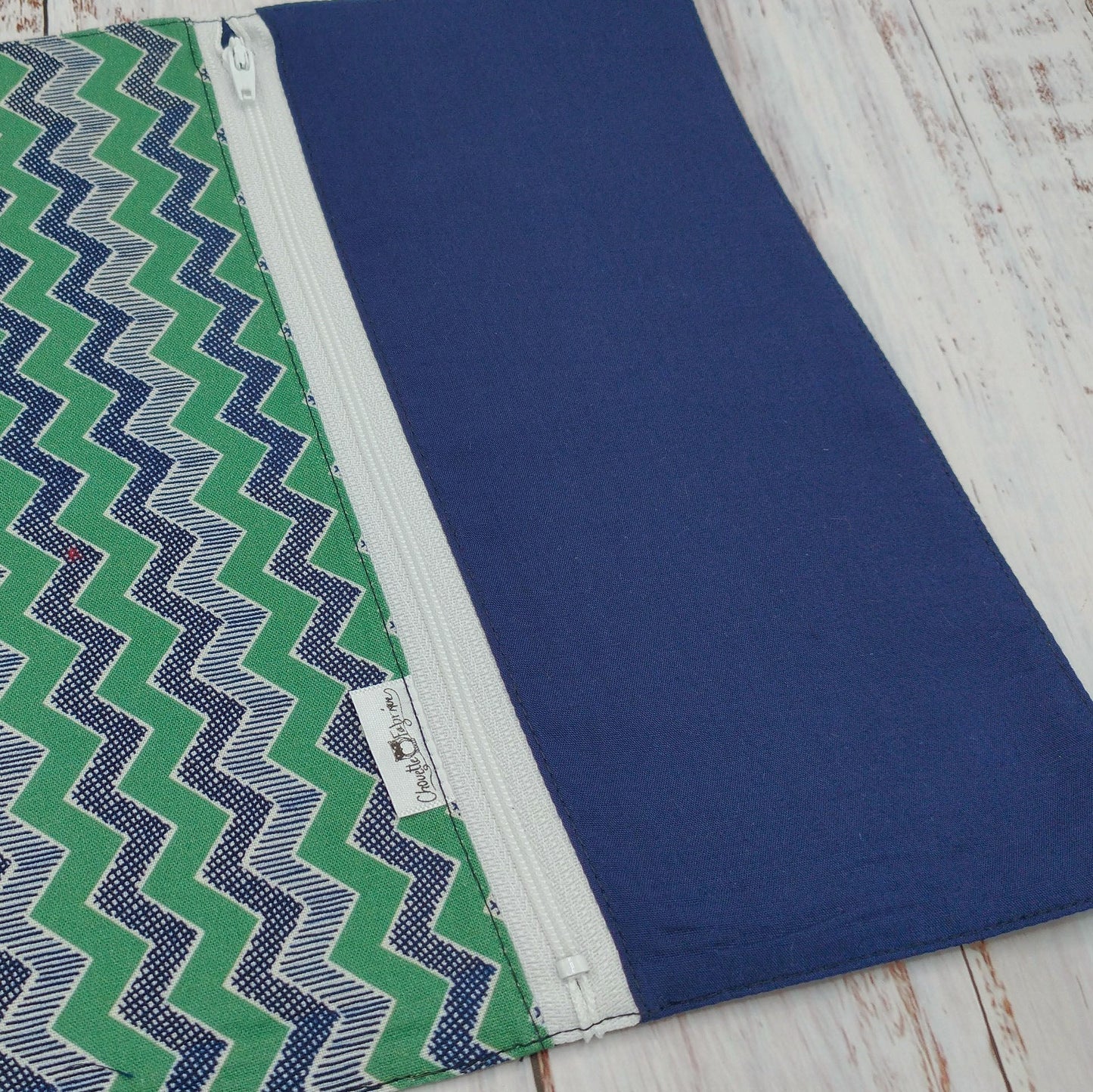 Napperon personnalisé (Couleur d'impression au choix) - Chevrons Vert/Marine - Pochette Marine