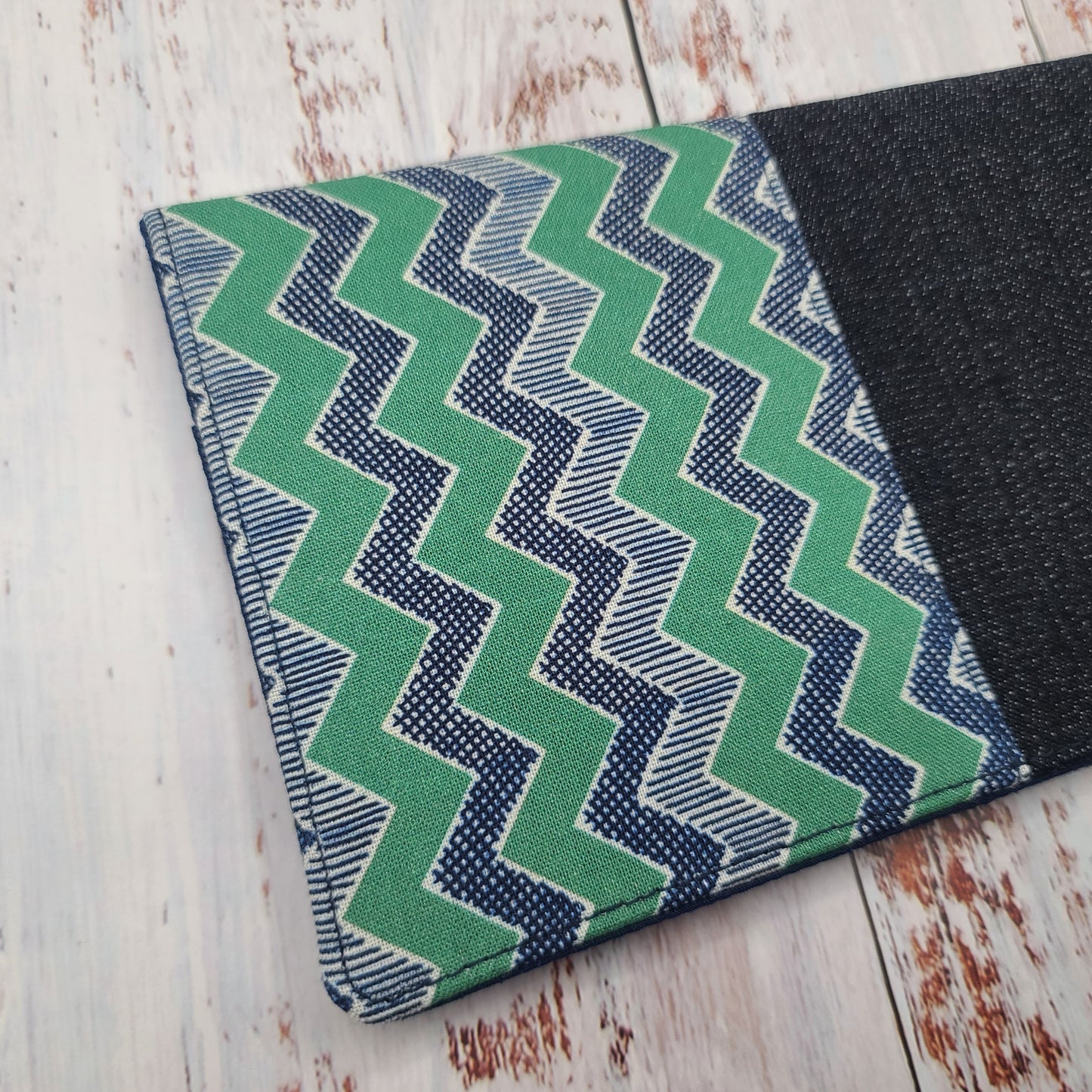 Protège-carnet de santé - Vaccination - Personnalisé - Géométrique - Chevrons marine & vert