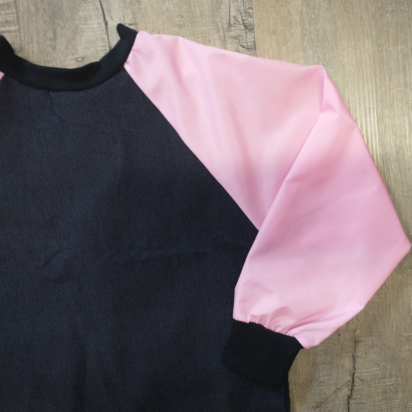 Tablier d'artiste/bricolage pour enfant avec manches et pochettes (Personnalisé avec prénom) - Manches roses - Papillons