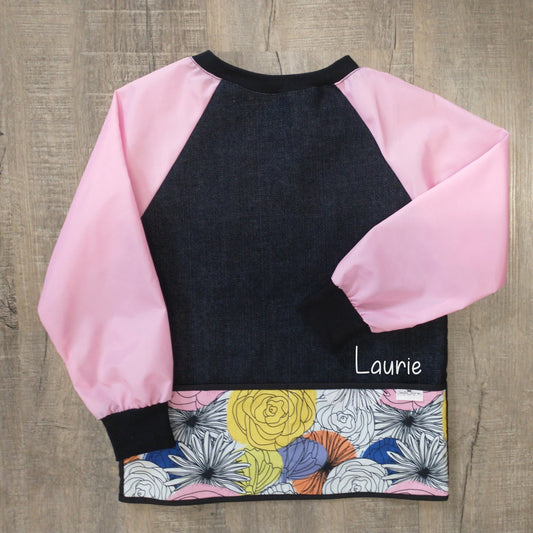 Tablier d'artiste/bricolage pour enfant avec manches et pochettes (Personnalisé avec prénom) - Manches roses - Fleurs Aquarelle - Noir