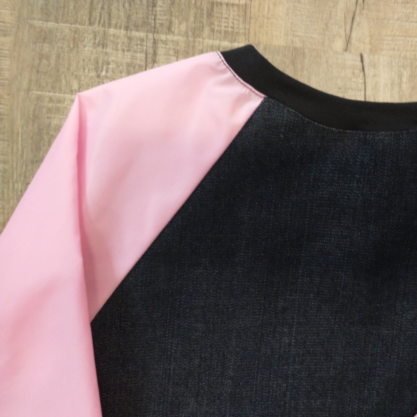 Tablier d'artiste/bricolage pour enfant avec manches et pochettes (Personnalisé avec prénom) - Manches roses - Fleurs Aquarelle - Noir