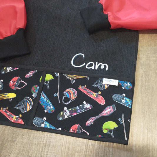 Tablier d'artiste/bricolage pour enfant avec manches et pochettes (Personnalisé avec prénom) - Manches rouges - Skate - Noir