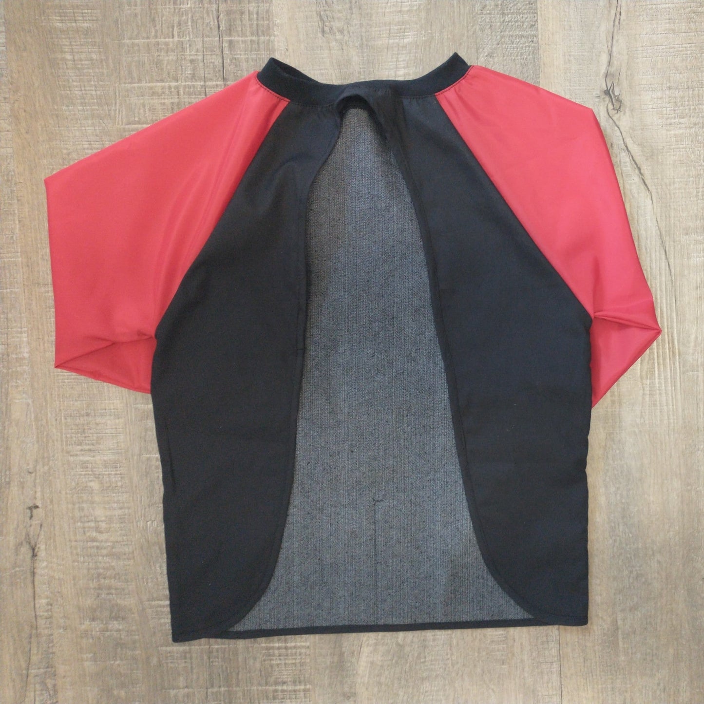 Tablier d'artiste/bricolage pour enfant avec manches et pochettes (Personnalisé avec prénom) - Manches rouges - Skate - Noir