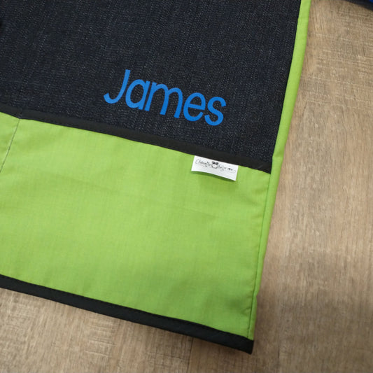 Tablier d'artiste/bricolage pour enfant avec manches et pochettes (Personnalisé avec prénom) - Manches bleues - Vert pomme - Noir