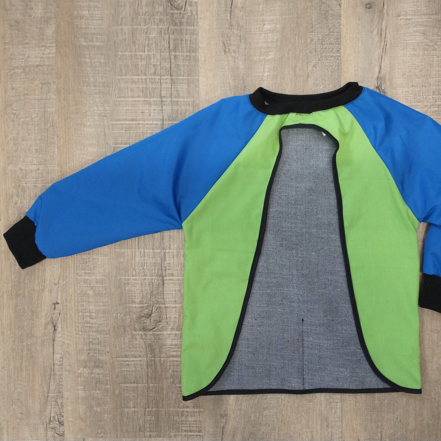 Tablier d'artiste/bricolage pour enfant avec manches et pochettes (Personnalisé avec prénom) - Manches bleues - Vert pomme - Noir