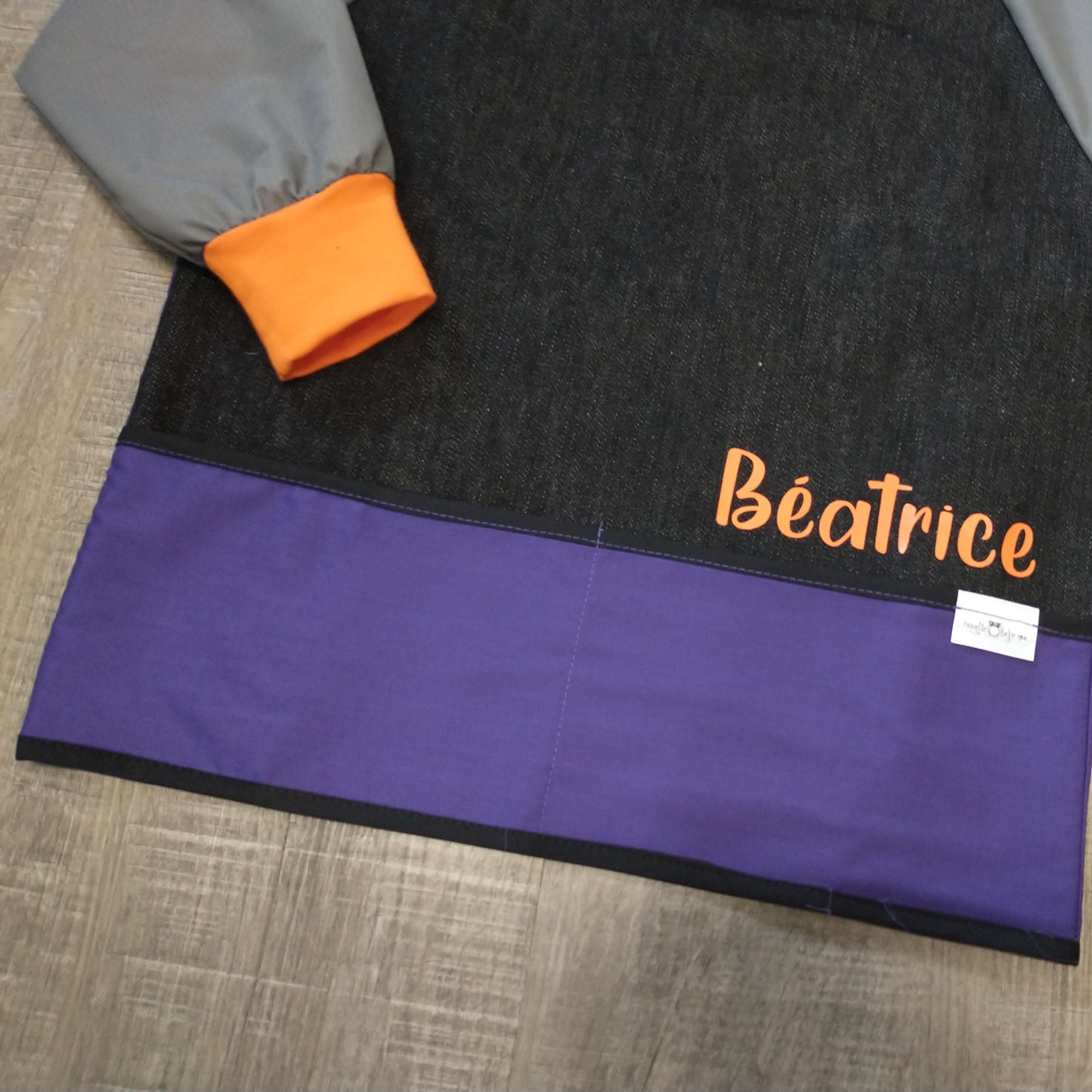 Tablier d'artiste/bricolage pour enfant avec manches et pochettes (Personnalisé avec prénom) - Manches grises - Violet - Orange