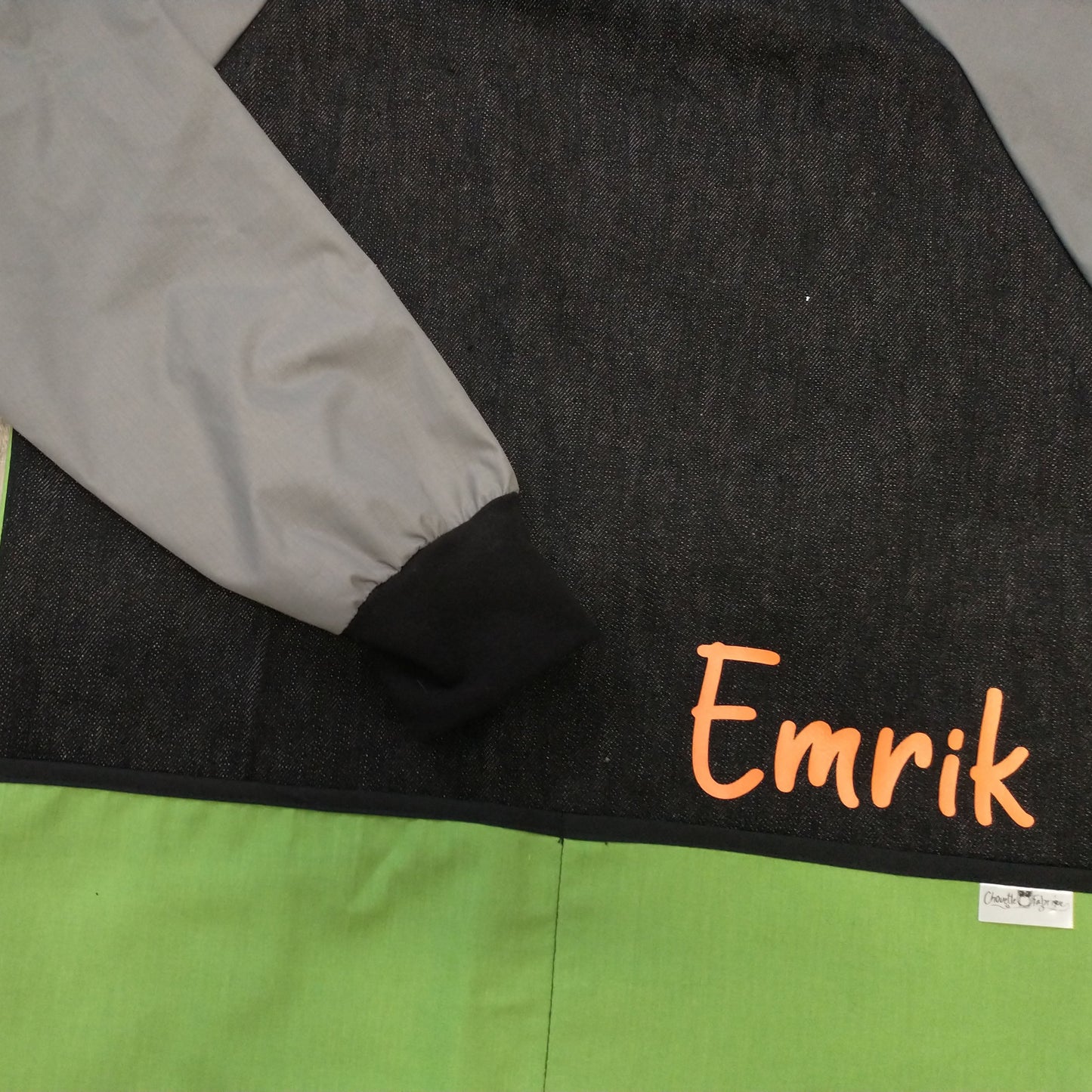 Tablier d'artiste/bricolage pour enfant avec manches et pochettes (Personnalisé avec prénom) - Manches grises - Vert pomme - Noir