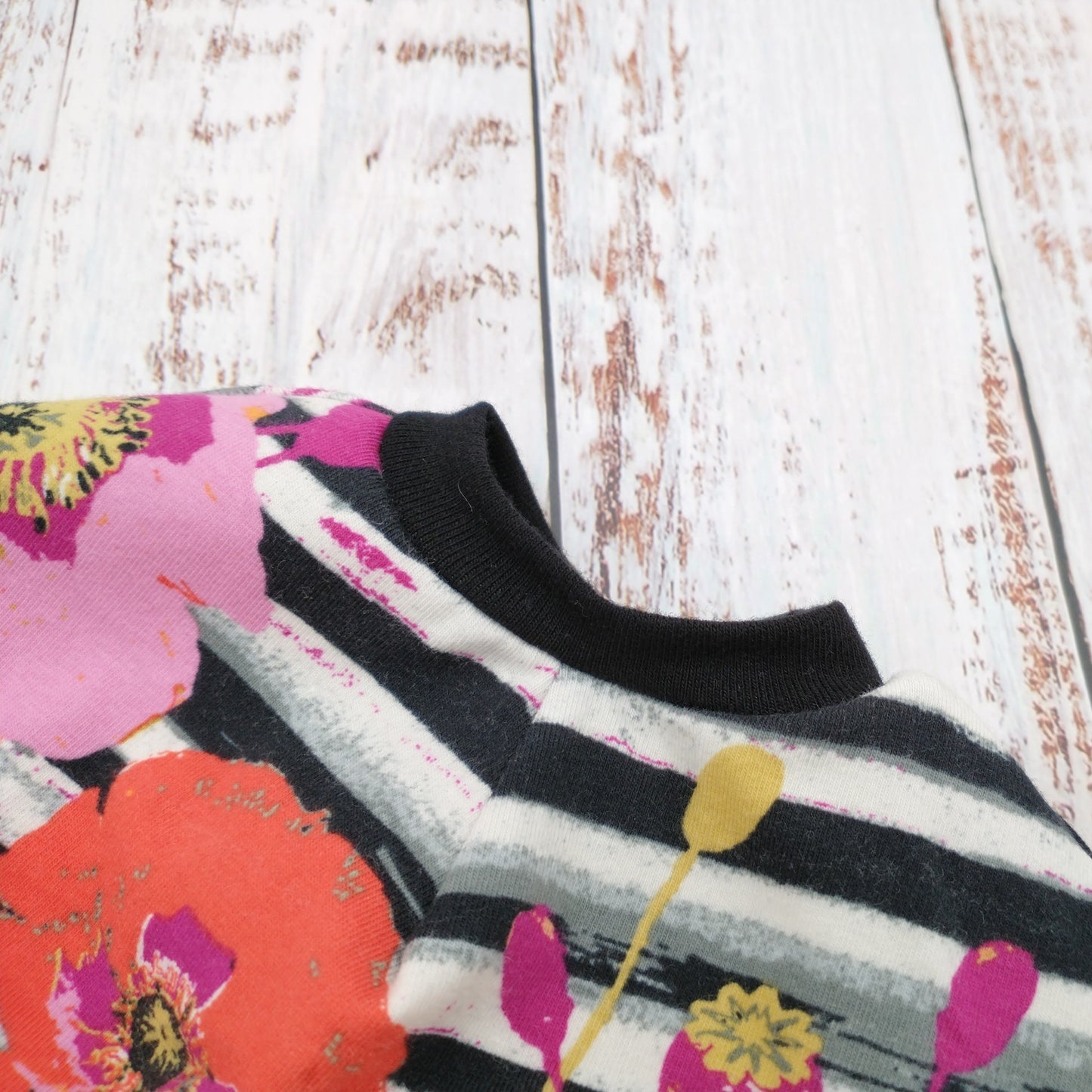ADULTE - Tuque Printemps/Automne (JERSEY) avec trou pour couette de cheveux - Fleurs & Lignes Marine