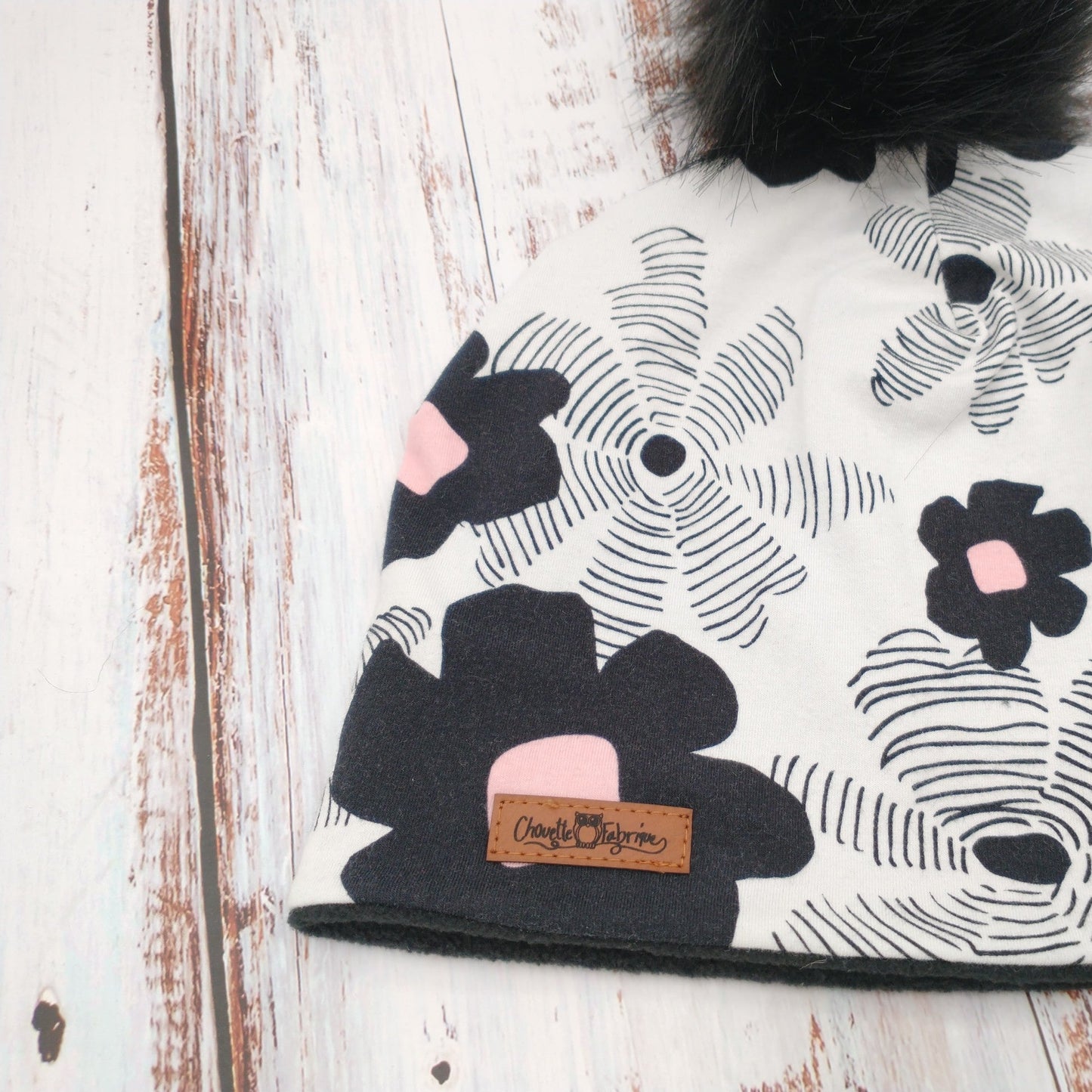 ENFANT - Tuque Hiver (POLAR) Pompon amovible - Fleurs Noires Roses sur fond Blanc