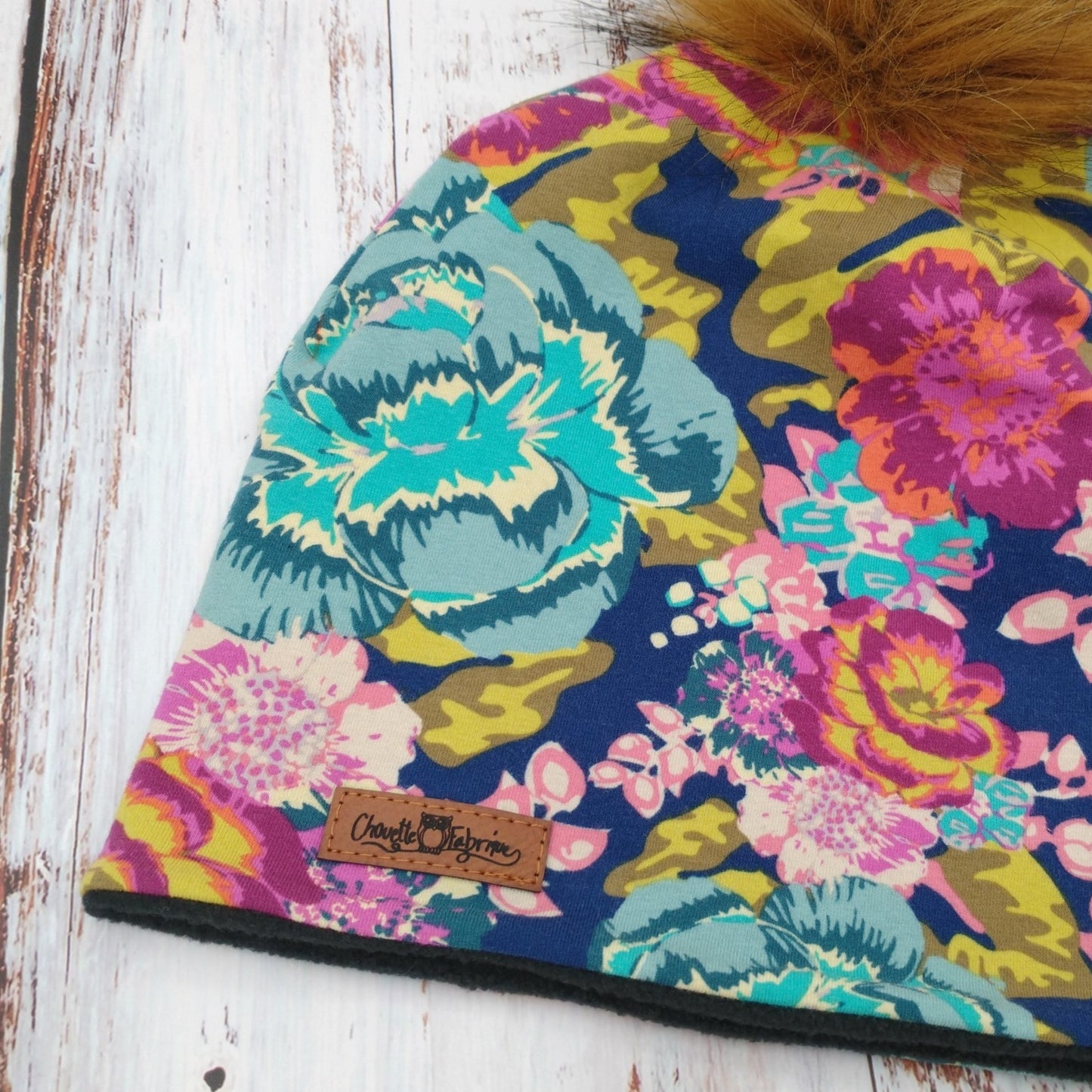 ENFANT - Tuque Printemps/Automne (JERSEY) Pompon amovible - Fleurs fuchsia & turquoise sur fond marine