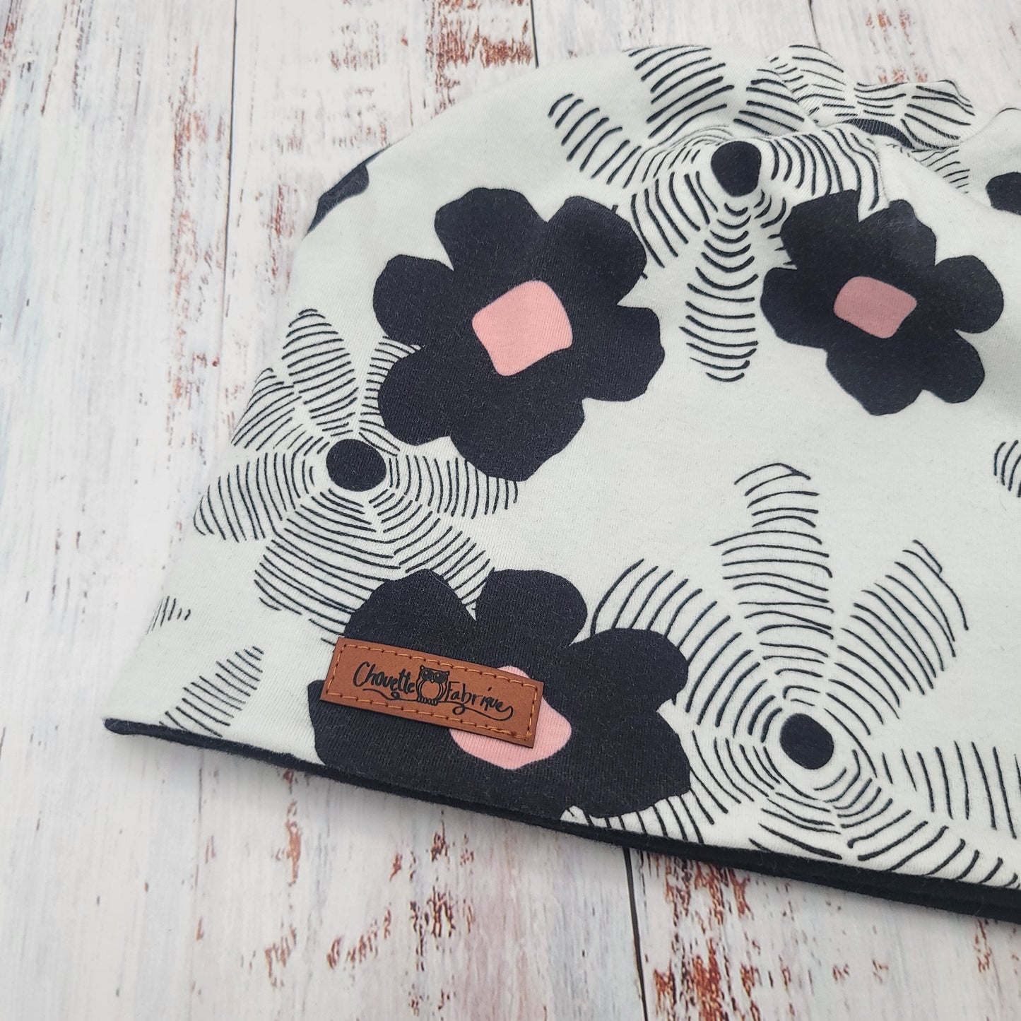ENFANT - Tuque Printemps/Automne (JERSEY) avec trou pour couette de cheveux - Blanche/Fleurs noires
