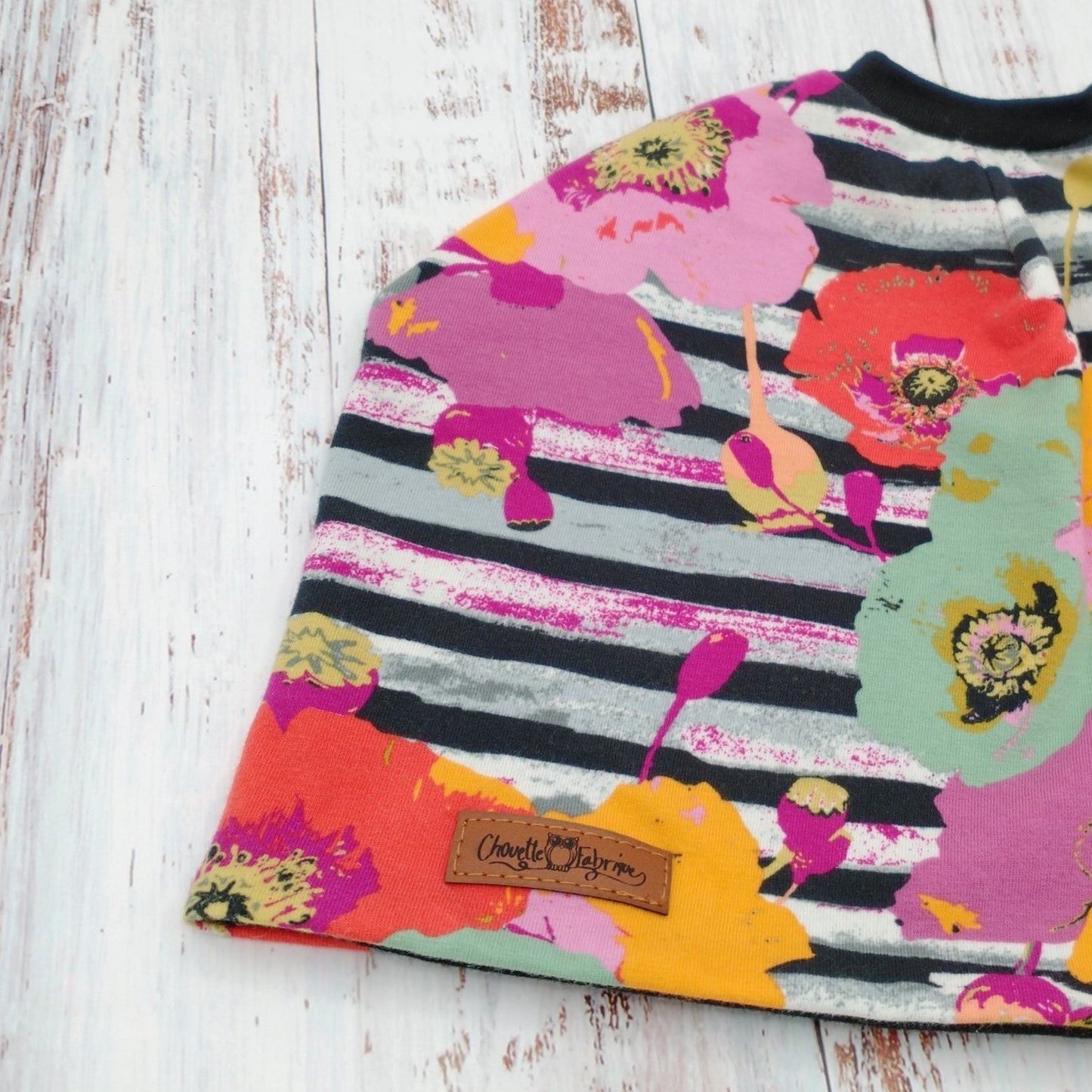 ADULTE - Tuque Printemps/Automne (JERSEY) avec trou pour couette de cheveux - Fleurs & Lignes Marine