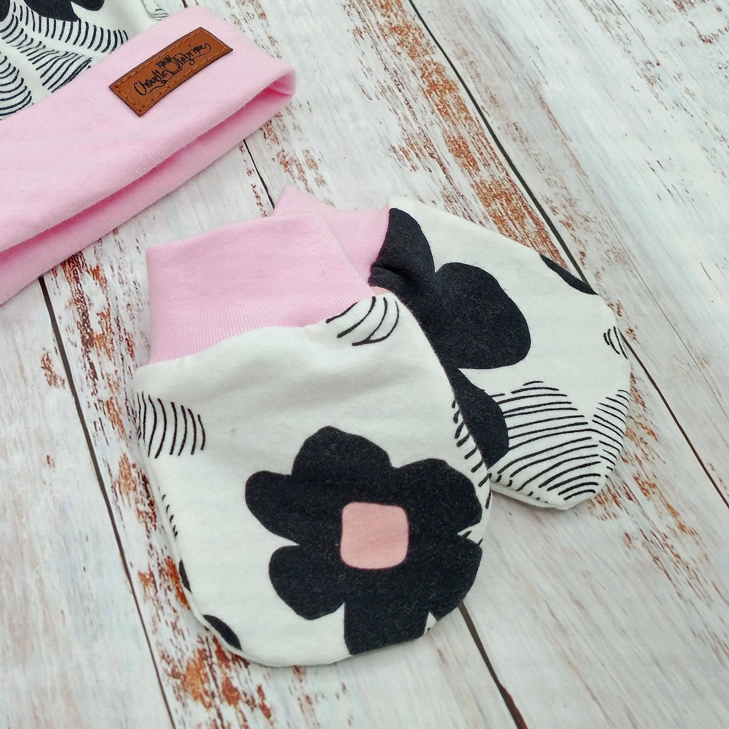 Ensemble de naissance pour bébé - Tuque (2 nœuds) et mitaines pour nouveau-né ou 0-3 mois - Fleurs noires sur fond blanc - Bordure rose
