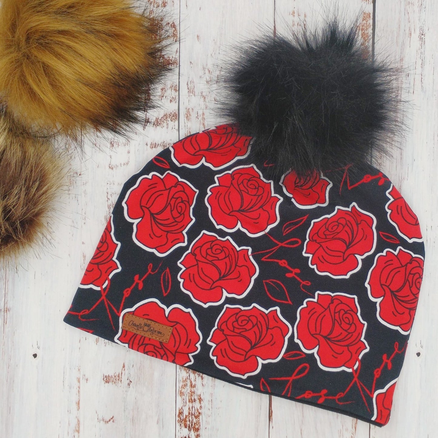 Tuque Printemps/Automne (JERSEY) Pompon amovible - Roses rouges - Fond noir