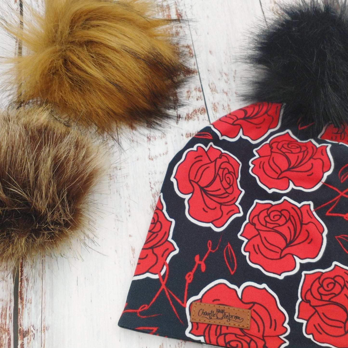 Tuque Printemps/Automne (JERSEY) Pompon amovible - Roses rouges - Fond noir