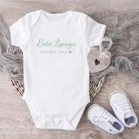Cache-couche pour bébé - Annonce Grossesse/Naissance - Bébé "NOM" - Date prévue - Minimaliste - V1