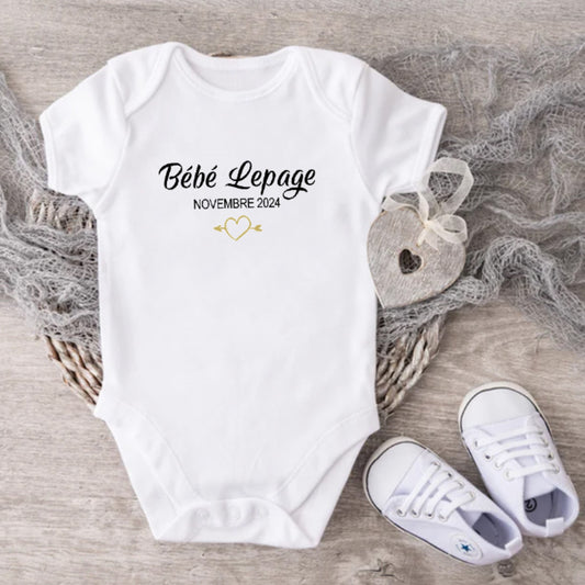 Cache-couche pour bébé - Annonce Grossesse/Naissance - Bébé "NOM" - Date prévue - Coeur Flèche - V4