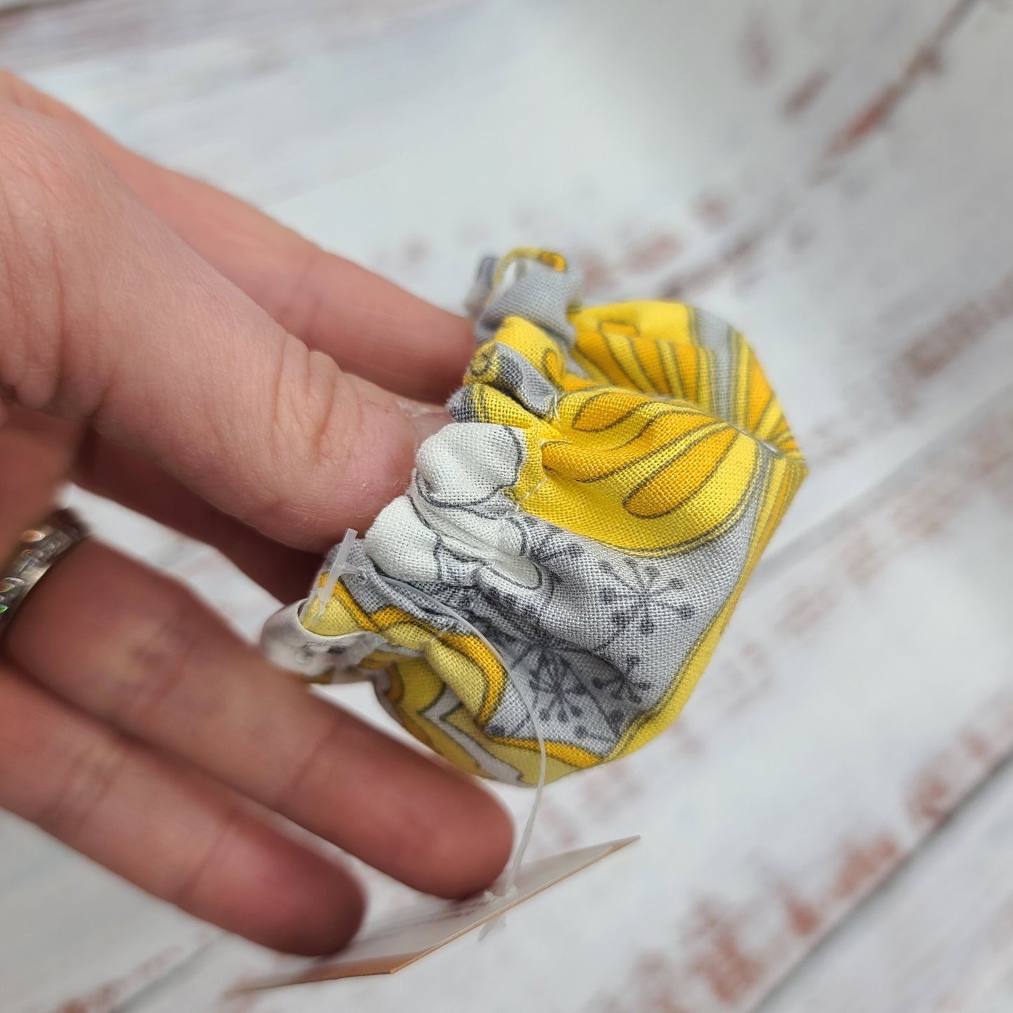 Couvre-Légumes Réutilisables - Remplace pellicule de plastique – Fleurs jaunes et grises