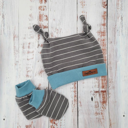 Ensemble de naissance pour bébé - Tuque (2 nœuds) et mitaines pour nouveau-né ou 0-3 mois - Grise - Ligne blanches - Bordure bleue
