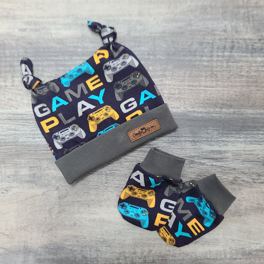 Ensemble de naissance pour bébé - Tuque (2 nœuds) et mitaines pour nouveau-né ou 0-3 mois - Jeux vidéos - Fond marine - Bordure grise