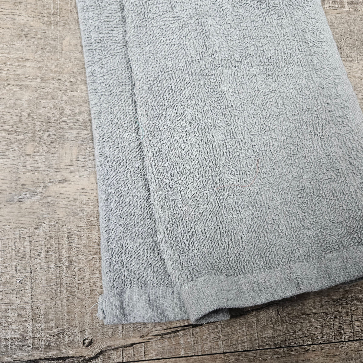 Essuie-mains - Serviette à mains - Cuisine/VR(Camping) - Serviette grise - Chevreuils et sapins sur fond blanc