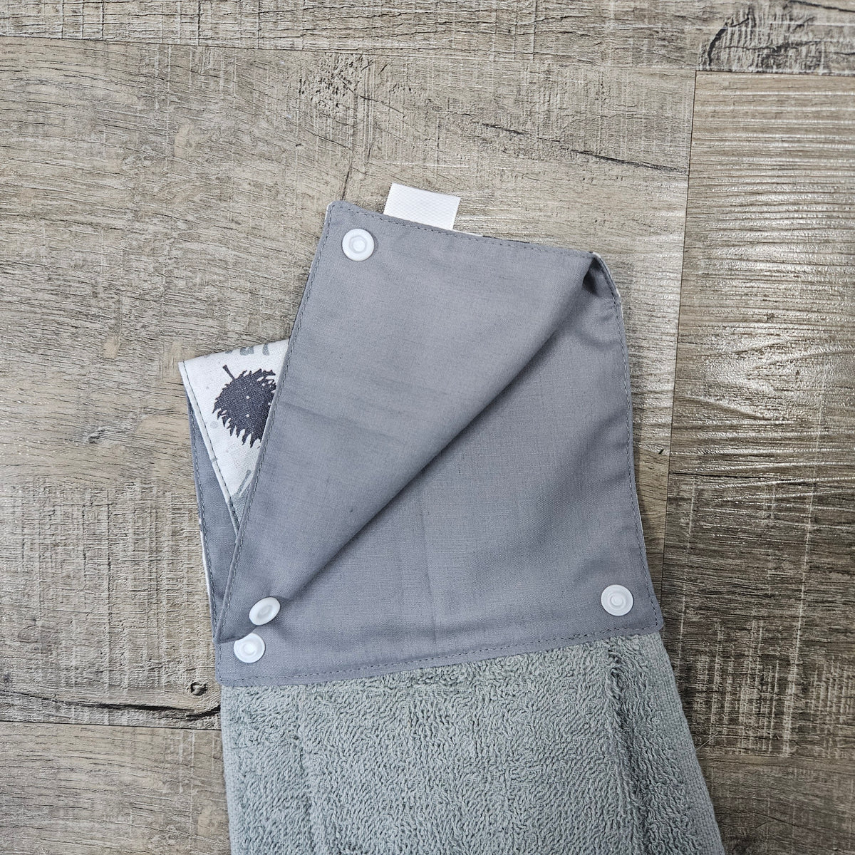 Essuie-mains - Serviette à mains - Cuisine/VR(Camping) - Serviette grise - Chevreuils et sapins sur fond blanc