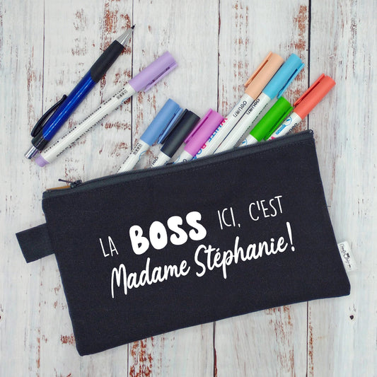 (CHOIX COULEURS) Étui à crayons - La boss ici c'est "NOM". v2
