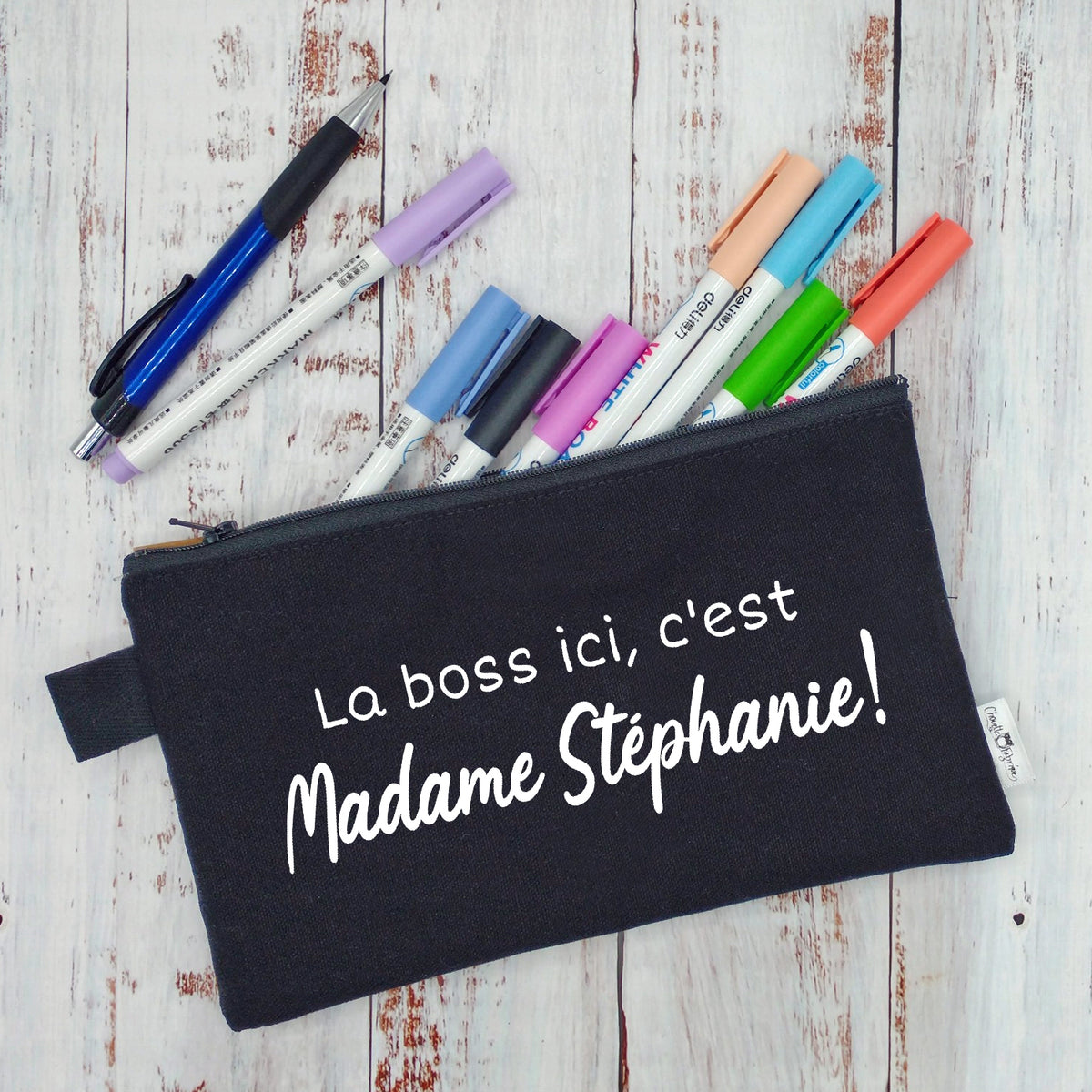 (CHOIX COULEURS) Étui à crayons - La boss ici c'est "NOM". v3