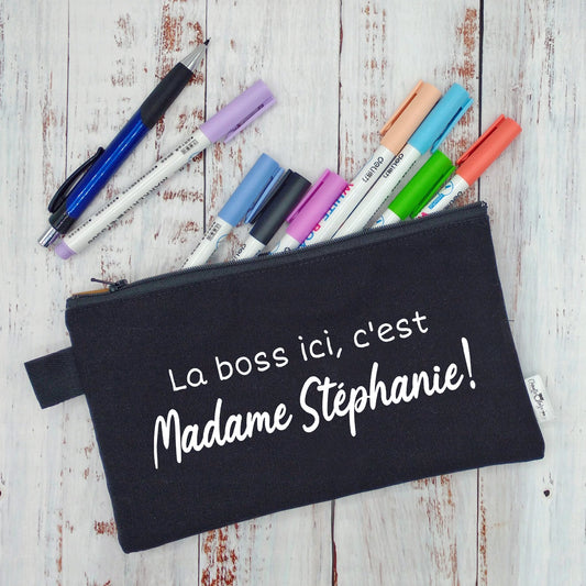 (CHOIX COULEURS) Étui à crayons - La boss ici c'est "NOM". v3