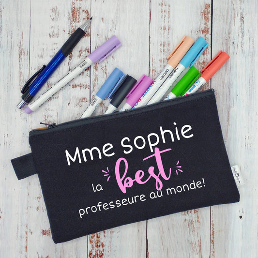 (CHOIX COULEURS) Étui à crayons - "NOM" la best professeure au monde. v2 (Copie)