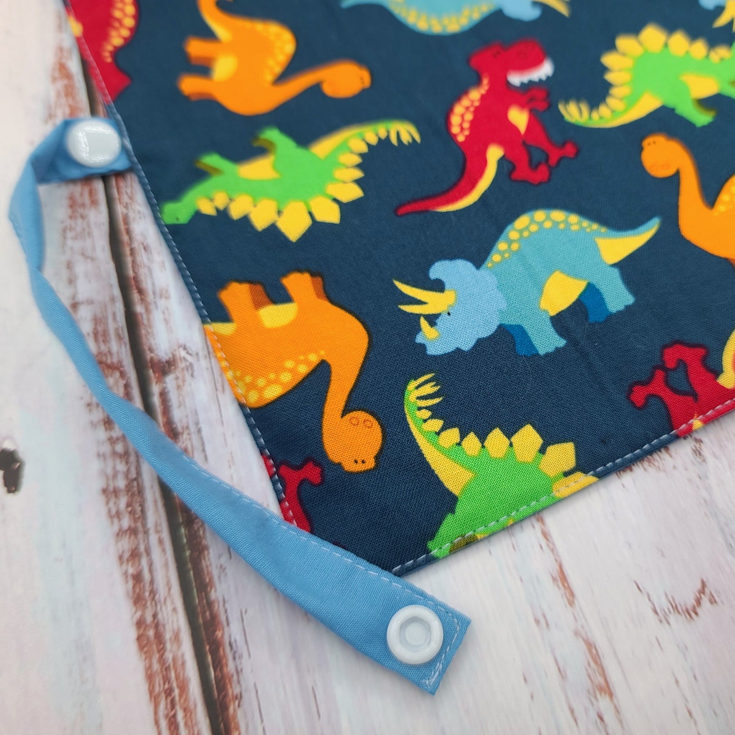 Napperon personnalise (Couleur d'impression au choix) - Animaux - Dinosaures de couleurs - Pochette bleue