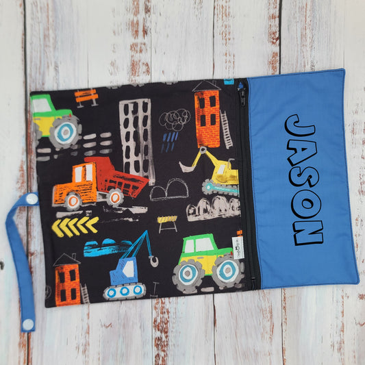 Napperon personnalise (Couleur d'impression au choix) - Véhicules - Camions de chantier (COULEURS) - Pochette bleue
