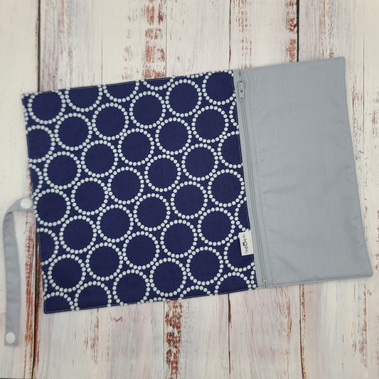 Napperon personnalisé (Couleur d'impression au choix) - Cercles - Marine et Gris pâle - Pochette grise pâle