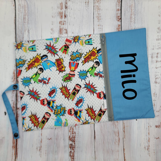 Napperon personnalise (Couleur d'impression au choix) - Mini Superhéros  - Pochette bleue