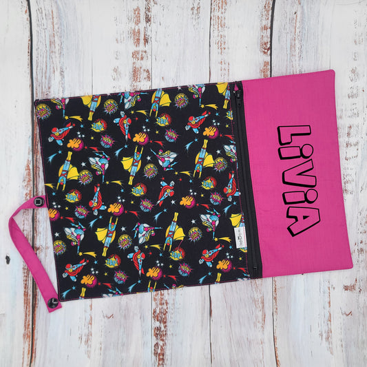 Napperon personnalise (Couleur d'impression au choix) - Superhéros - Pochette fuchsia