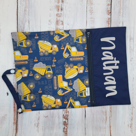 Napperon personnalise (Couleur d'impression au choix) - Véhicules - Camions de chantier (Marine/Jaune) - Pochette marine