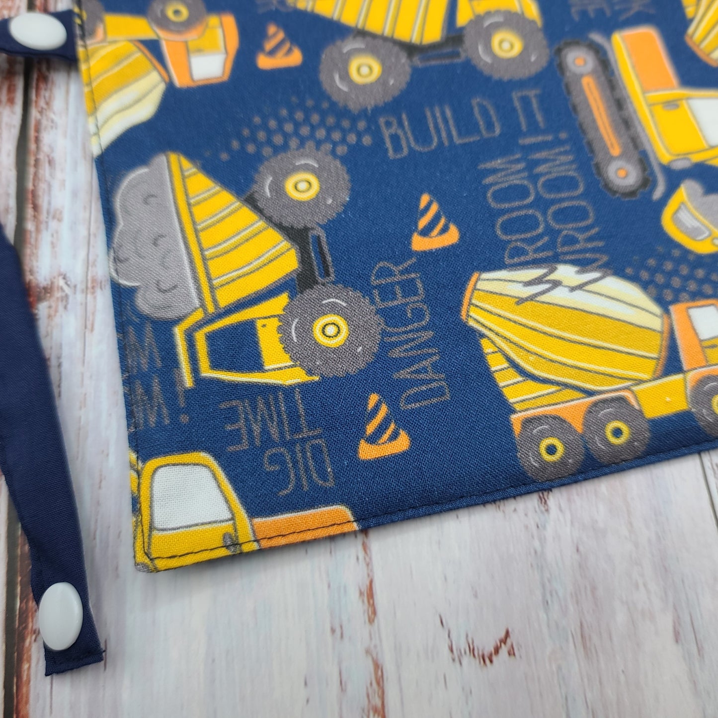 Napperon personnalise (Couleur d'impression au choix) - Véhicules - Camions de chantier (Marine/Jaune) - Pochette marine