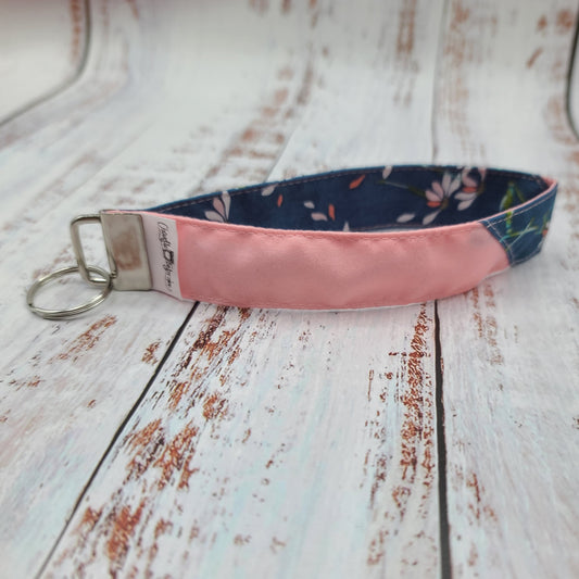 Porte-clé - PERSONNALISÉ - Dragonne - Poignet - Fleurs corail sur fond bleu - Bande corail pâle