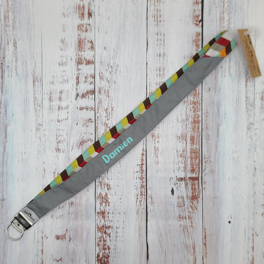 Porte-clé personnalisé (Prénom, Nom, Petite pensée, Enseignants, Merci) - Dragonne - Géométrique Multi Couleurs (Taupe/Aqua) - Bande grise