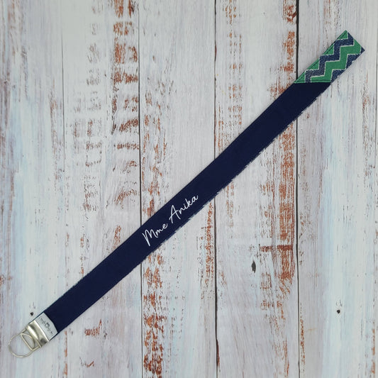 Porte-clé personnalisé (Prénom, Nom, Petite pensée, Enseignants, Merci) - Dragonne - Chevrons verts et marines - Bande marine