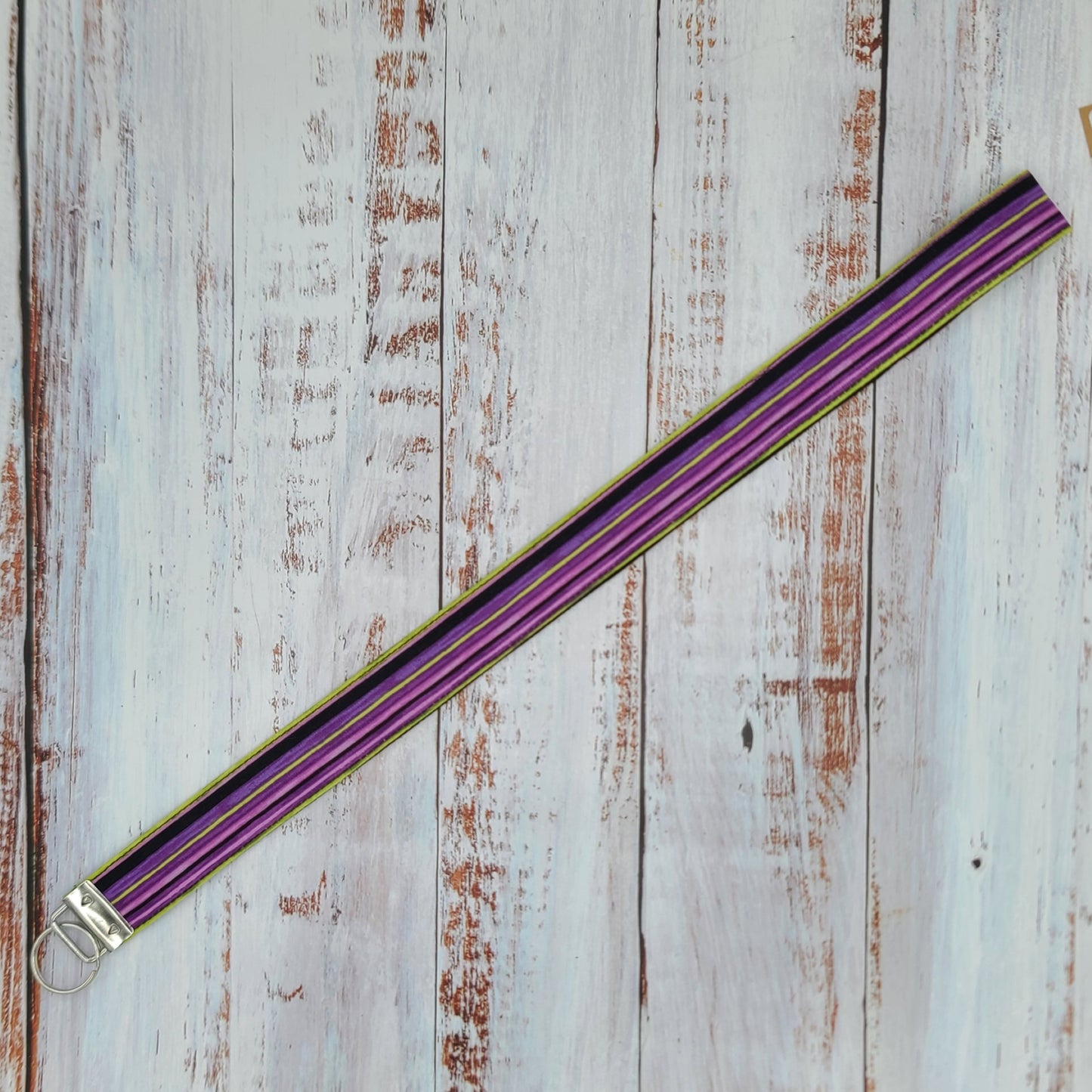 Porte-clé personnalisé (Prénom, Nom, Petite pensée, Enseignants, Merci) - Dragonne - Lignes violet, lilas et lime - Bande noire