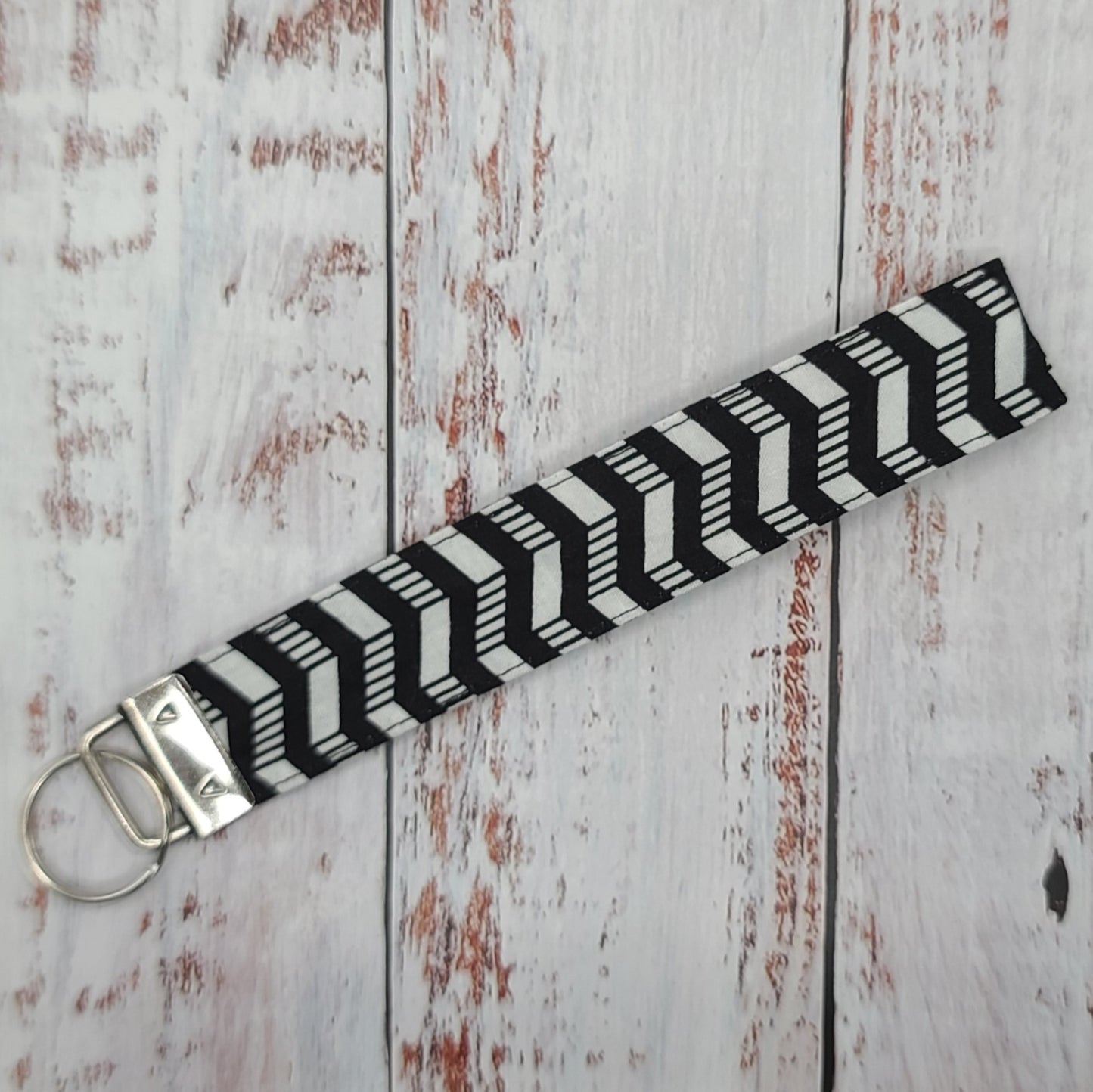Porte-clé - PERSONNALISÉ - Dragonne - Poignet - Motifs géométriques Chevrons NR/BC - Bande noire