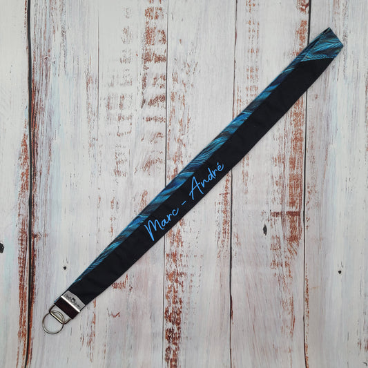 Porte-clé personnalisé (Prénom, Nom, Petite pensée, Enseignants, Merci) - Dragonne - Plumes Bleues - Bande noire