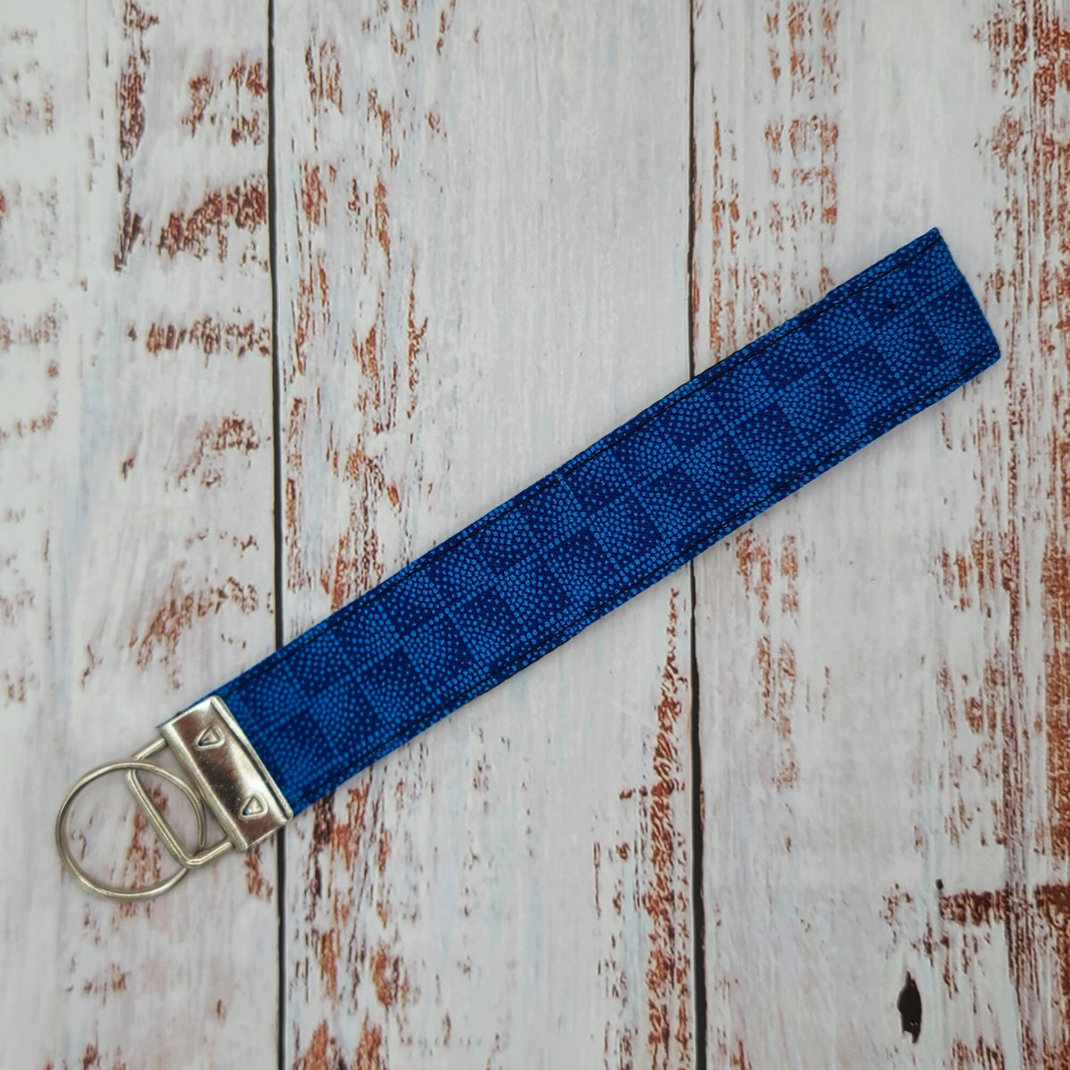 Porte-clé - PERSONNALISÉ - Dragonne - Poignet - Motifs géométriques Tons de bleus - Bande noire