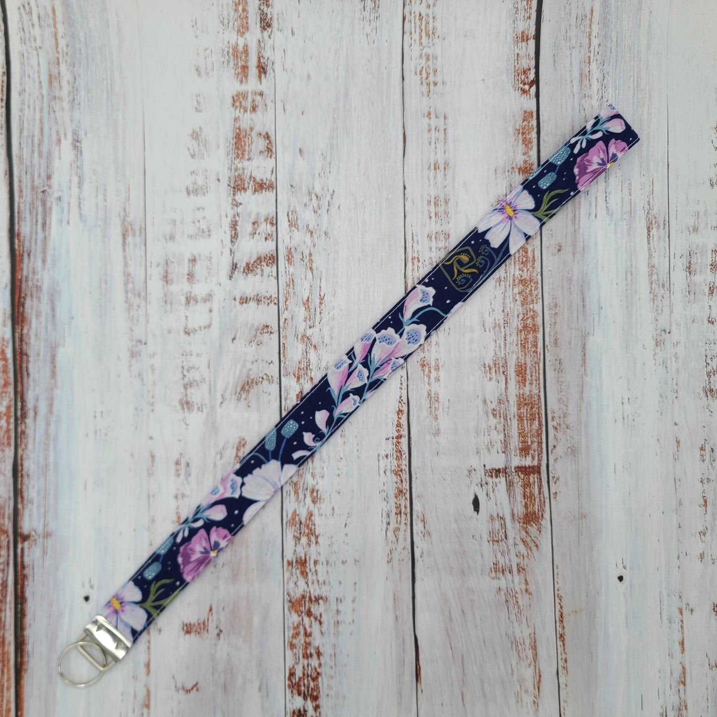 Porte-clé personnalisé (Prénom, Nom, Petite pensée, Enseignants, Merci) - Dragonne - Fleurs blanches sur fond marine - Bande lilas