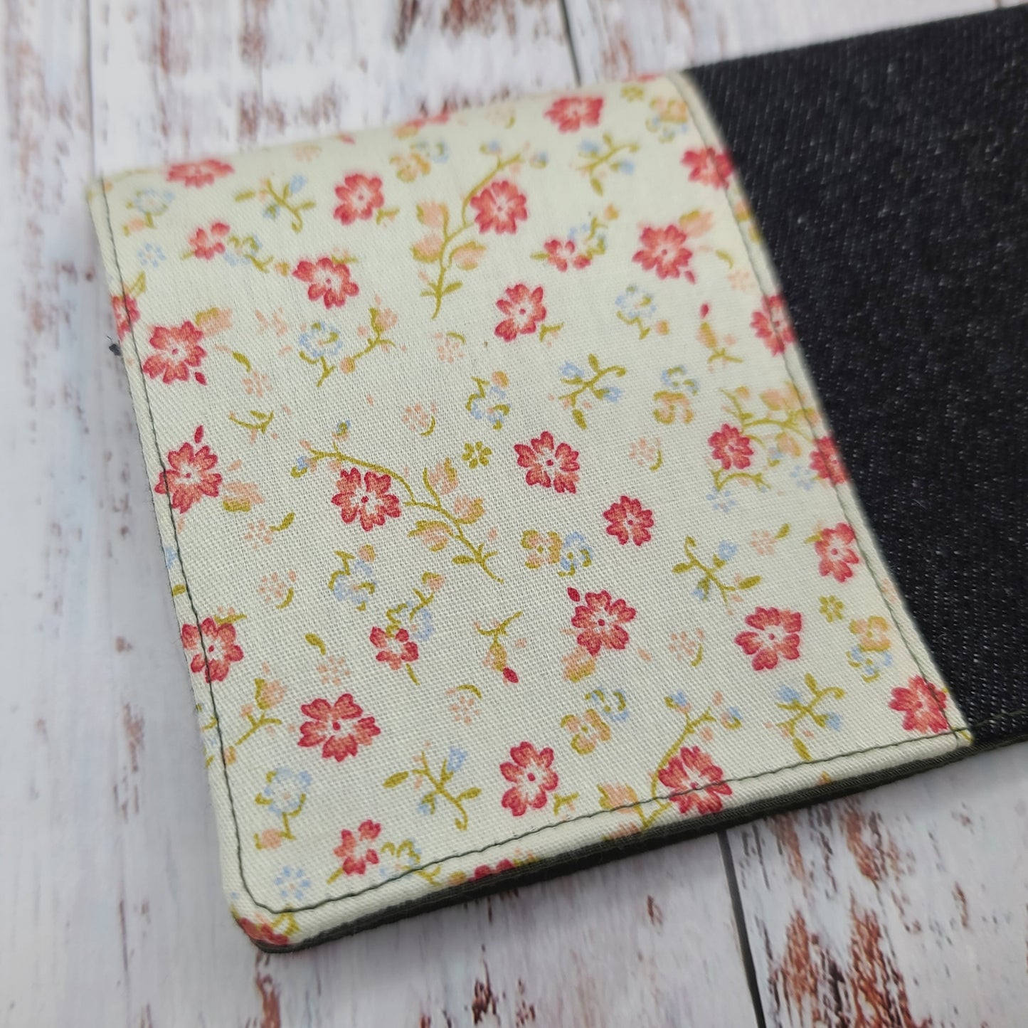 Protège-carnet de santé - Vaccination - Personnalisé - Fleurs - Rouge, corail & Olive sur fond jaune pâle