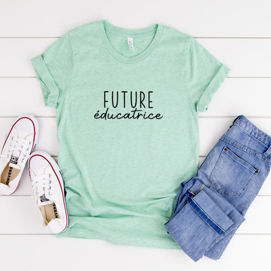 T-shirt unisexe à col rond - FUTURE éducatrice (V2) - Choix Couleurs Tissu et Dessin