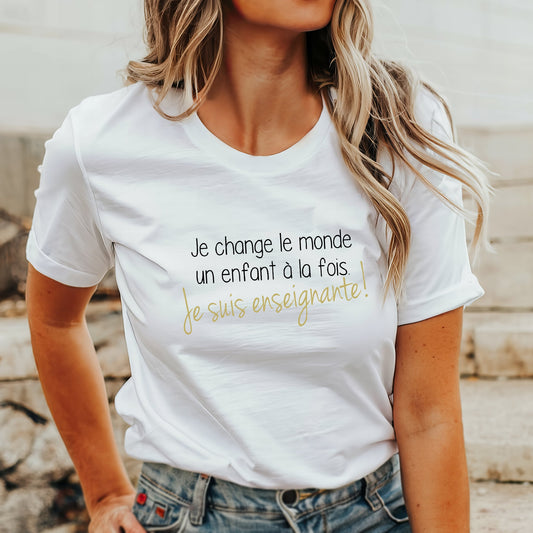 T-shirt unisexe à col rond - Je change le monde un enfant à la fois - Je suis ENSEIGNANTE - Choix Couleurs Tissu et Dessin